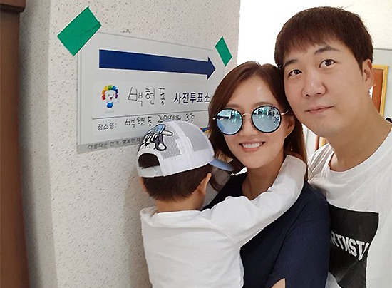 "투표가 어린이날 선물되길"장윤정,도경완 아들 연우와 함께 사전투표 인증샷 | 인스티즈