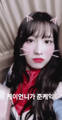 러블리즈 케이가 준 케이크 자랑하는 트와이스 모모.gif | 인스티즈