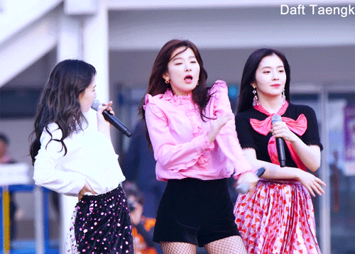 웬디 엉덩이 때릴 생각에 신난 아이린.gif | 인스티즈