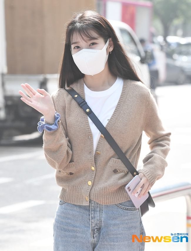 유스케 출근한 오늘자 아이유 | 인스티즈
