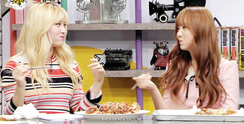 러블리즈 케이가 준 케이크 자랑하는 트와이스 모모.gif | 인스티즈