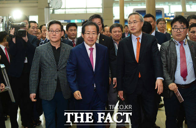홍준표 귀국을 환영하는 지지자들.jpg | 인스티즈