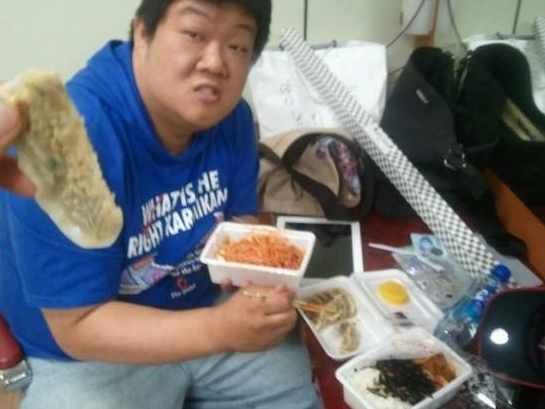 손에 먹을거 들고있으면서도 빡침 | 인스티즈