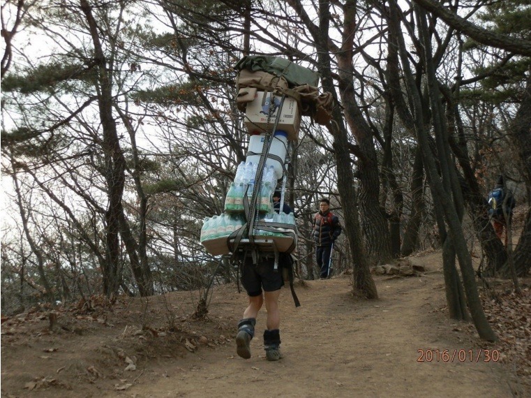 산 정상에서 물 한병에 2천원에 파는 이유 | 인스티즈