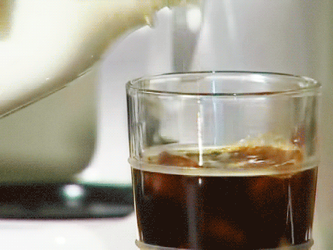 매일 마시는 음료! 시원한 아이스커피 움짤 gif | 인스티즈