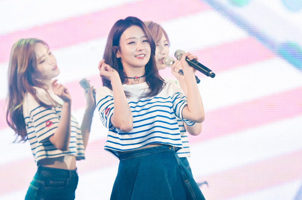 무대 위의 윤보미 | 인스티즈