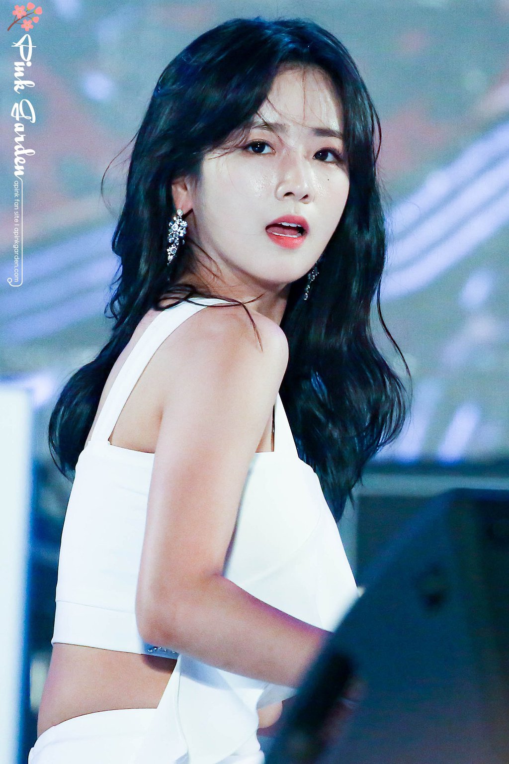 무대 위의 윤보미 | 인스티즈