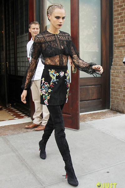 [카라델레바인] 수어 사이드 스퀘어 프로모션 기간에 피부질환 때문에 꽁꽁 싸고 다닌 카라 델레바인..남일 아니자냐...... | 인스티즈