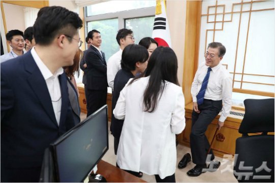 어제 기자들한테 청와대 오픈하우스를 맞아 기자들이 오자 급하게 쓰레빠에서 구두로 갈아신는 이니 | 인스티즈