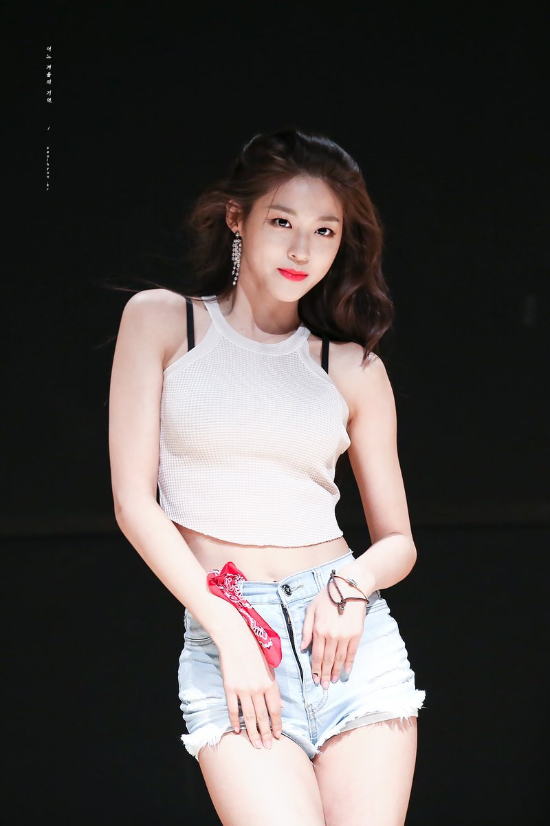 설현이 미모& 몸매 레전드 찍었던 날.jpgif | 인스티즈