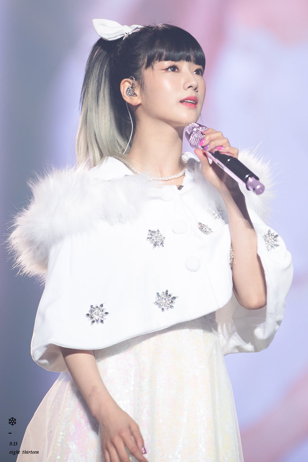 무대 위의 윤보미 | 인스티즈