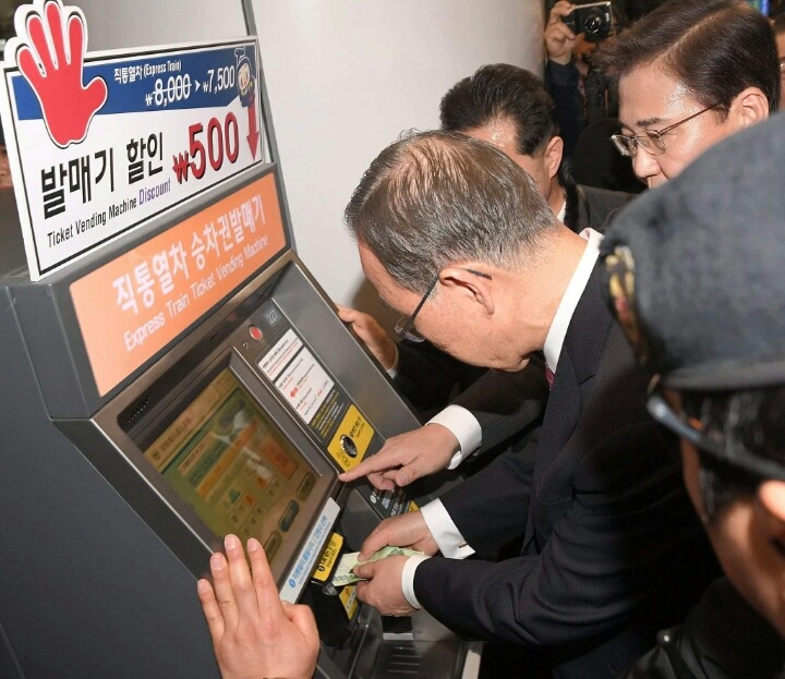 만원 두 장을 꾸겨넣는 반기문.jpg | 인스티즈