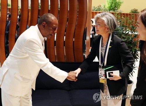 기니 대통령과 회동하는 강경화 장관.jpg | 인스티즈