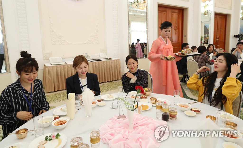 평양냉면 먹고 견학(?)하는 레드벨벳 | 인스티즈