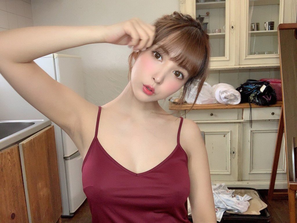 자주색 나시 입은 av배우 미카미 유아 | 인스티즈