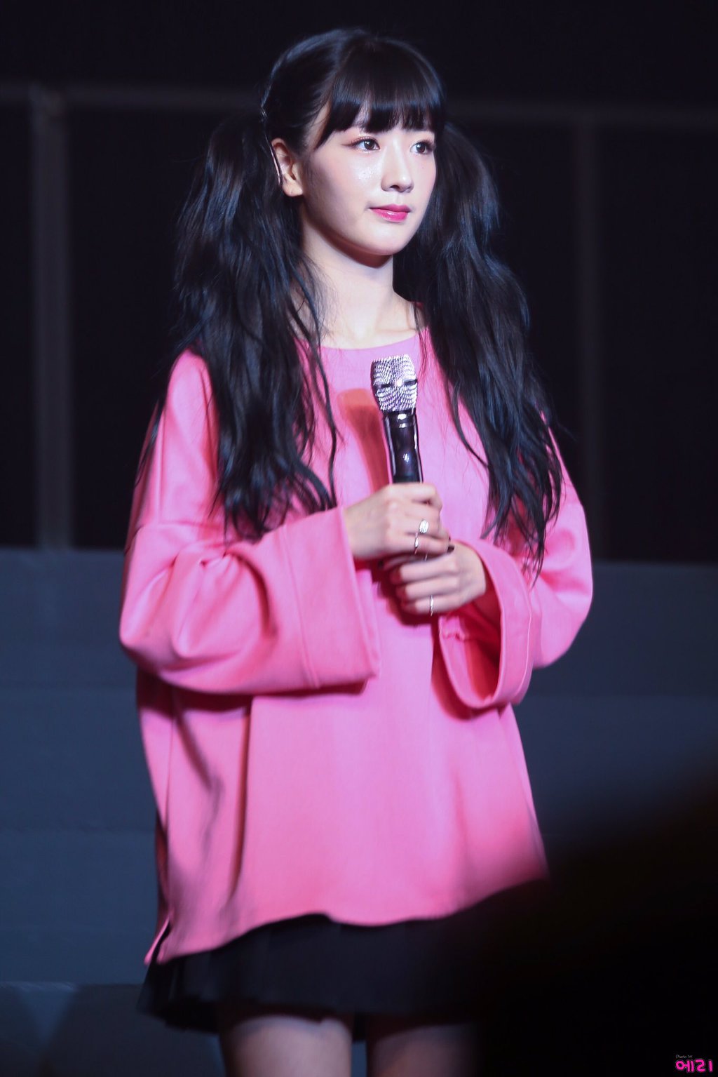 무대 위의 윤보미 | 인스티즈