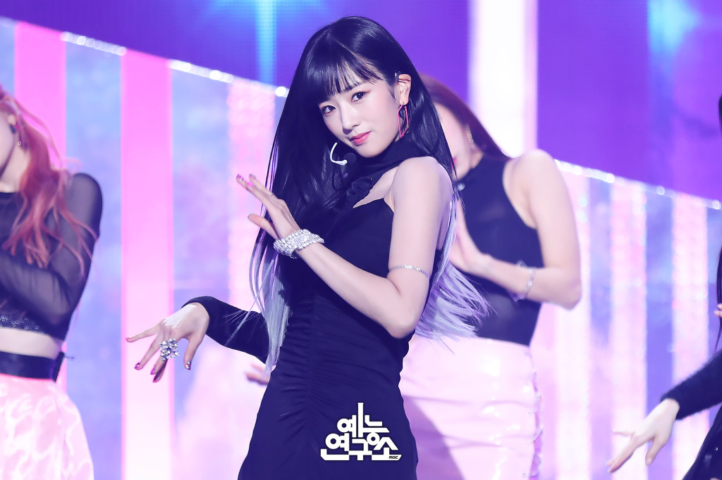 무대 위의 윤보미 | 인스티즈