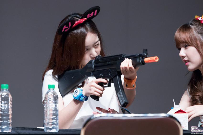 여자친구 신비의 견착자세 | 인스티즈