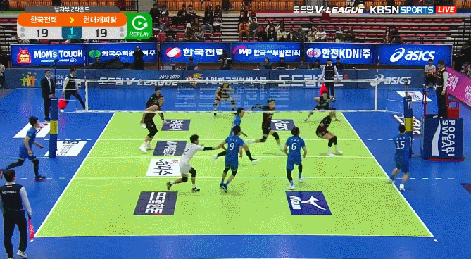 오늘자 공 밟고 떨어진 문성민.gif | 인스티즈