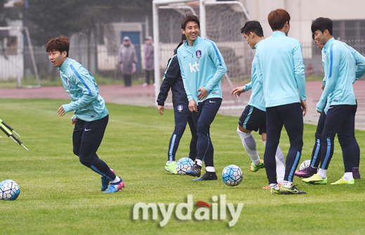손흥민, 황희찬 합류!! 완전체 축구대표팀 오늘자 훈련 사진 | 인스티즈