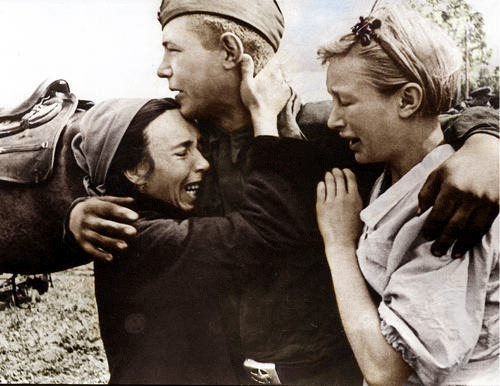 전쟁터에 나가기위해 사랑하는 사람들과 작별인사하는 군인들 | 인스티즈
