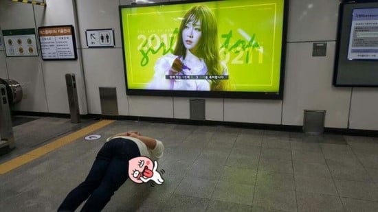지하철에서 보이는 아이돌 덕후들.. | 인스티즈