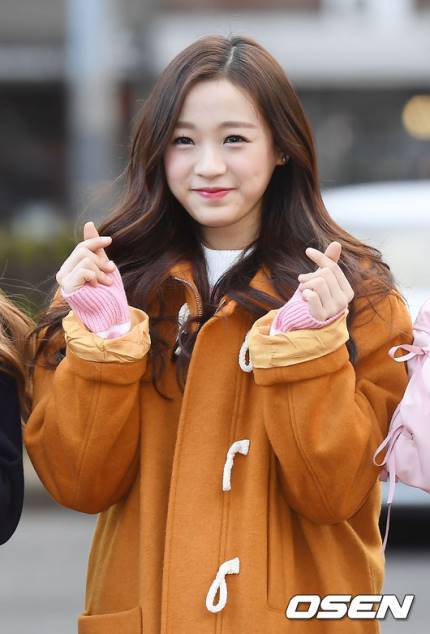 [에이프릴] 오늘자 뮤뱅 출근길 jpg | 인스티즈