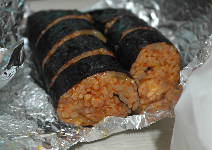 보편적인 치즈김밥에서 살짝 변형된 스타일을 가지고 있는 신전떡볶이의 치즈김밥 | 인스티즈