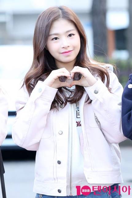 [에이프릴] 오늘자 뮤뱅 출근길 jpg | 인스티즈