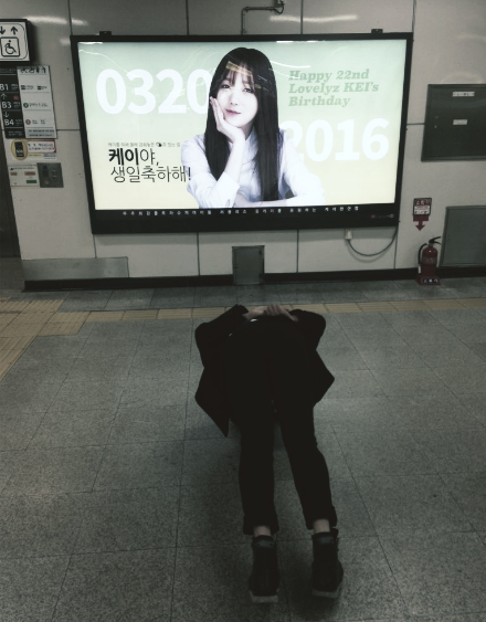 지하철에서 보이는 아이돌 덕후들.. | 인스티즈
