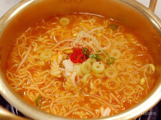 라면 끓을때 라면사리을 둘로 쪼갠다 vs 아니다 하나로 통째로 끓인다 | 인스티즈