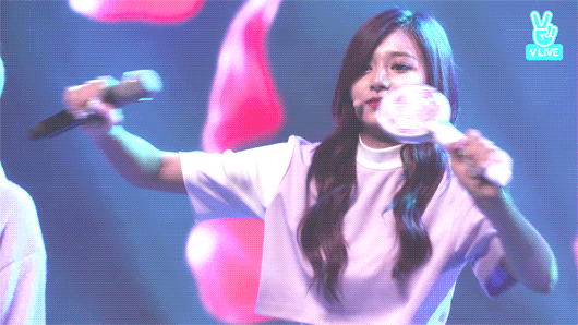 춤 추는 쯔위를 보는 정연.gif | 인스티즈