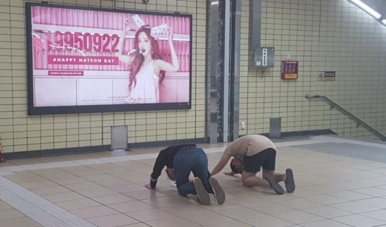 지하철에서 보이는 아이돌 덕후들.. | 인스티즈