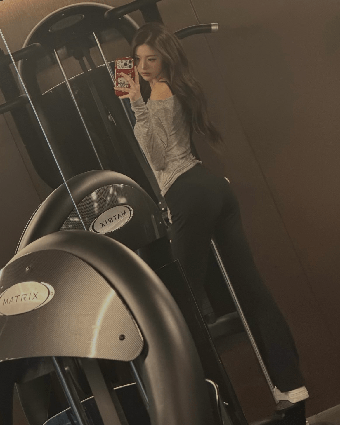 헬스장에서 운동하고 있는 장원영 | 인스티즈