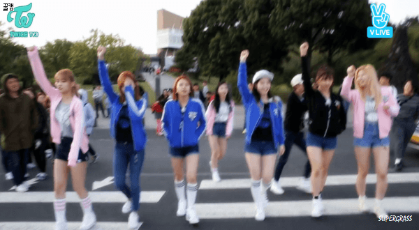 횡단보도 건너는 트와이스 | 인스티즈