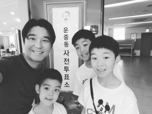임창정, 어린이날 세 아들과 함께 투표장에서 사전투표 인증샷 | 인스티즈
