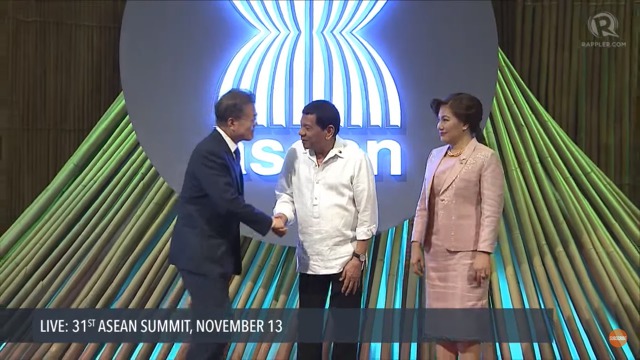 11/13 ASEAN 개막식에 참석한 문재인 대통령.jpg | 인스티즈