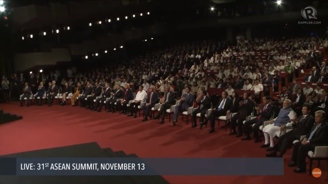 11/13 ASEAN 개막식에 참석한 문재인 대통령.jpg | 인스티즈
