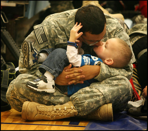 전쟁터에 나가기위해 사랑하는 사람들과 작별인사하는 군인들 | 인스티즈