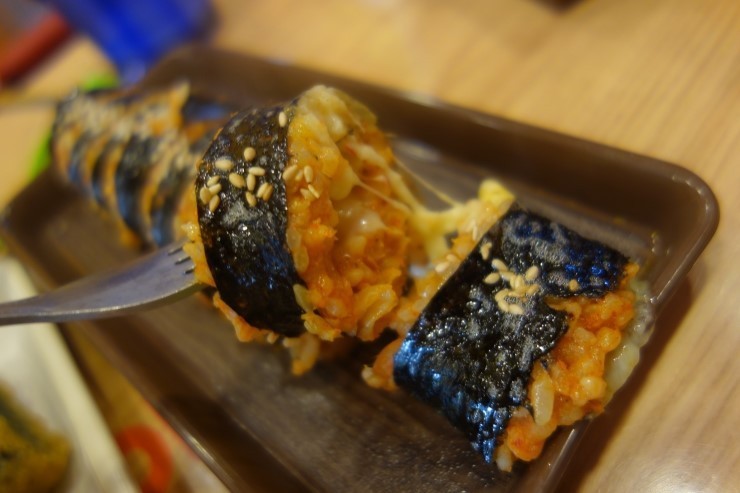 보편적인 치즈김밥에서 살짝 변형된 스타일을 가지고 있는 신전떡볶이의 치즈김밥 | 인스티즈