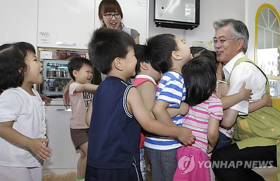 신기하리만치 아이들이 잘 따르는 문재인 | 인스티즈
