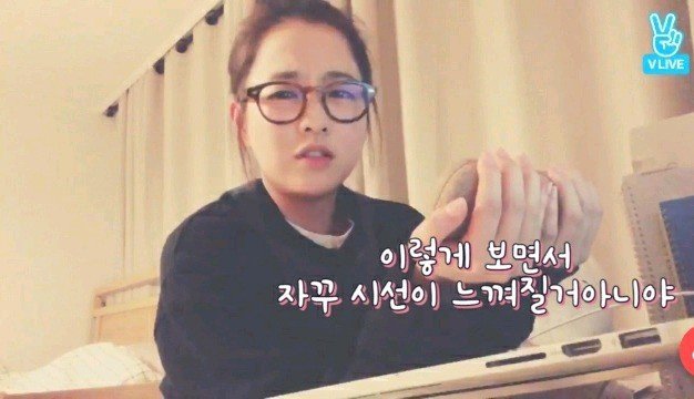 지하철 탔는데 옆자리에 본인 영상보는 시민을 만난 박보영.jpg | 인스티즈