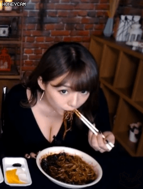 먹방 하는 아이.gif | 인스티즈