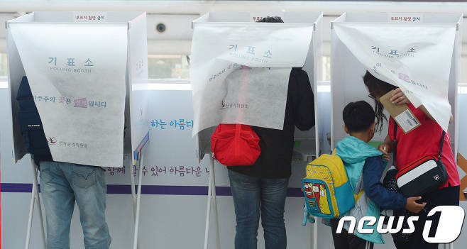어린이날 부모님들 따라 투표장 온 아이들 .jpg | 인스티즈