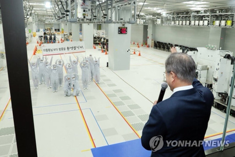 문대통령을 반기는 sk하이닉스 근무자님들.gif(움짤이더귀욥) | 인스티즈