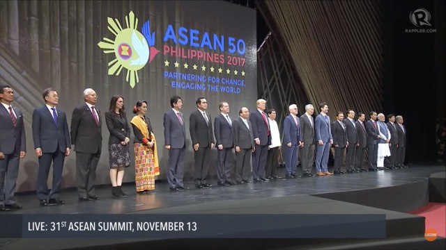 11/13 ASEAN 개막식에 참석한 문재인 대통령.jpg | 인스티즈