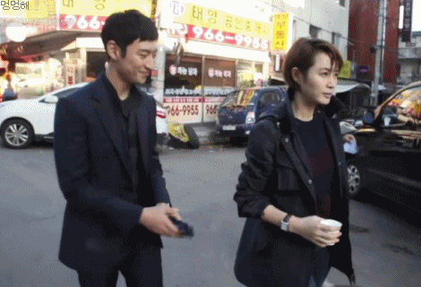 김혜수에게 조심스럽게 행동하는 이제훈 | 인스티즈