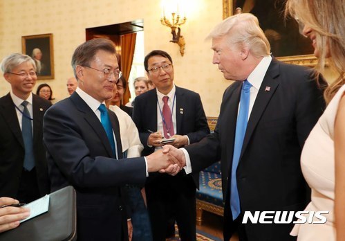 악수할때 문대통령 표정.jpg | 인스티즈