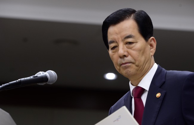 “반드시 이번 교과서를 만들 때 국군을 나쁜 군인처럼 만들어놓은 교과서가 시정되도록 장관은 직을 걸고 노력해야 할 것” | 인스티즈
