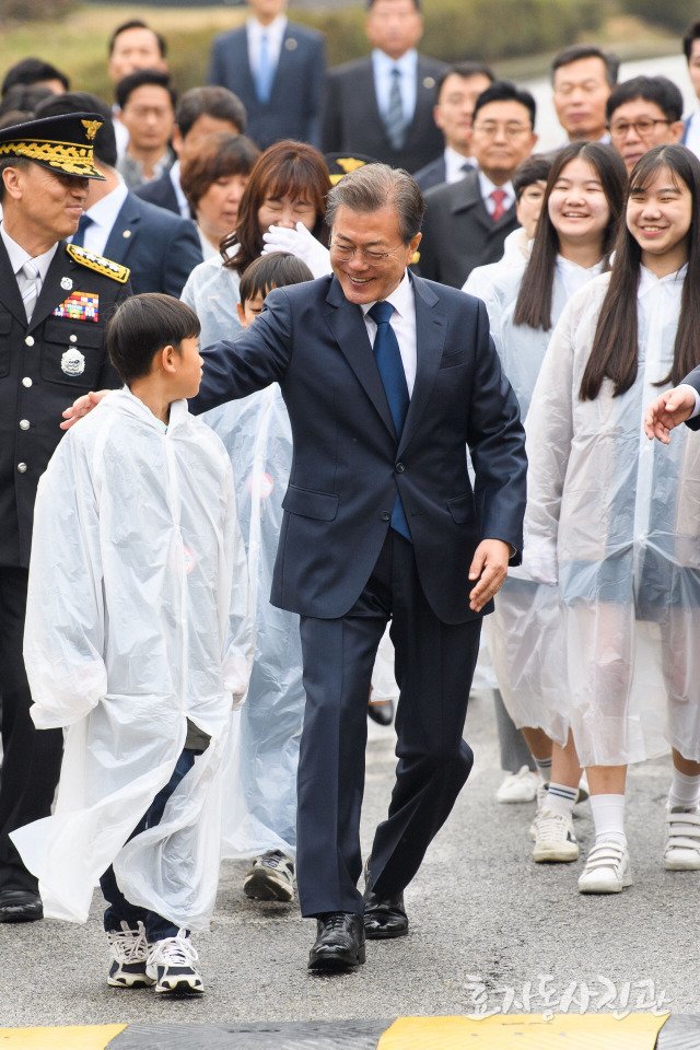 시무룩한 아이를 쫓아가는 문재인 대통령.jpg | 인스티즈